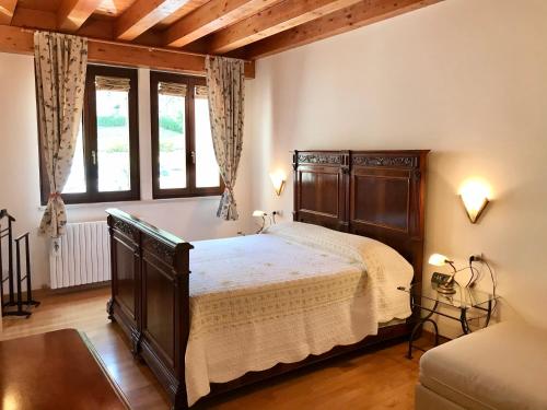 Un dormitorio con una gran cama de madera en una habitación. en Turazza Apartments, en Malcesine