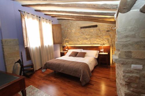 Llit o llits en una habitació de Hotel del Sitjar