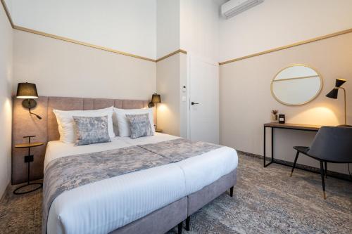 a hotel room with a bed and a mirror at MR67 Mayera Rapaporta in Kraków