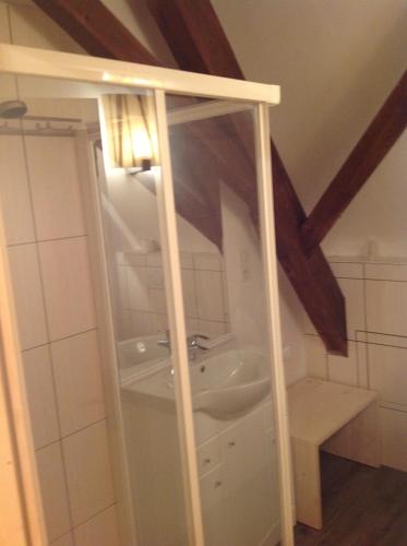 une salle de bain avec un lavabo et un miroir dans l'établissement Le Gîte du Donon, à Grandfontaine