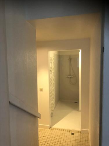 ein Bad mit ebenerdiger Dusche in einem Zimmer in der Unterkunft duunn2 in Koksijde