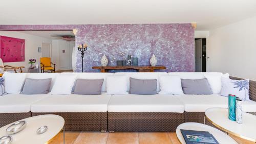 a living room with a large white couch at La Petite Aiguebonne in Allex