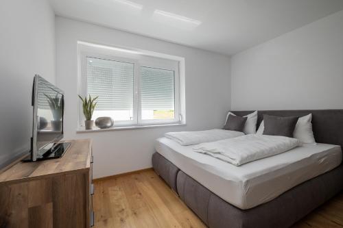 Un pat sau paturi într-o cameră la Wörthersee Apartment Top 3 by S4Y
