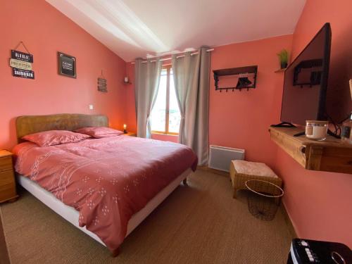 Una cama o camas en una habitación de Rooftop Face à la Cité 'RFC'