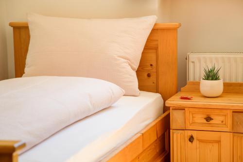 Una cama o camas en una habitación de Gasthof Wunder