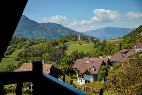 vista su una casa in una valle con montagne di Gasthof Wunder ad Auna di Sotto