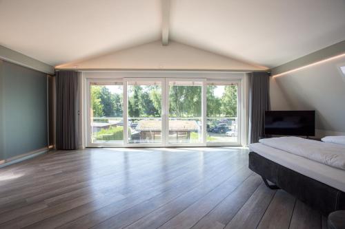 una camera con un letto e una grande finestra di Villa Vivaldi a Kühlungsborn