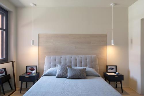 a bedroom with a large bed with a large headboard at Casa da Gio', incantevole, nel cuore di Alba, con posto auto gratuito. in Alba