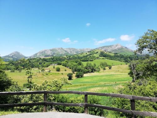 uma vista para um vale com montanhas à distância em La Casa Nueva Alojamiento Rural em Cereceda