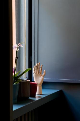 a window sill with plants and a mortar and pest at Casa da Gio', incantevole, nel cuore di Alba, con posto auto gratuito. in Alba