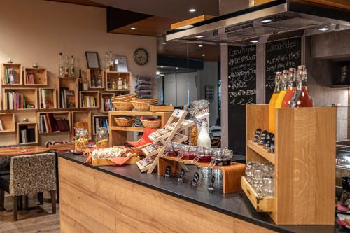 a coffee shop with a counter with bottles of alcohol at Hotel Bären am Bundesplatz in Bern