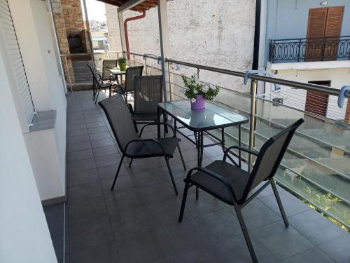 - Balcón con mesa y sillas en un edificio en Villa Pandora, en Limenaria
