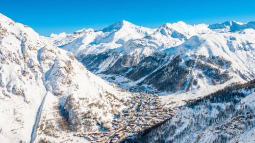 una vista aérea de una cordillera cubierta de nieve en Résidence Le Val d'Illaz - Val-d’Isère en Val dʼIsère