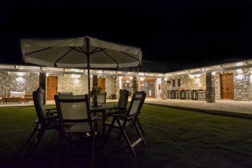 Gallery image of OpenSea Villa Private beach & tennis court in Thermisia
