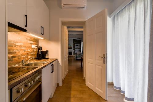Gallery image of OpenSea Villa Private beach & tennis court in Thermisia