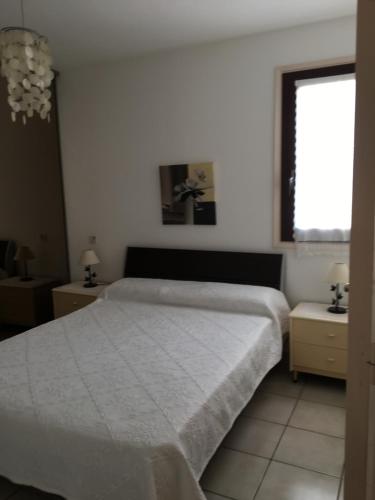 フュリアニにあるRez de Villa Vue Mer Panoramiqueのベッドルーム(白いベッド1台、窓付)