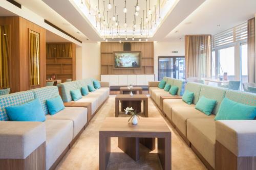 a waiting room with couches and blue pillows at Apartment-Hotel Hamburg Mitte in Hamburg