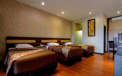 pokój hotelowy z 2 łóżkami w pokoju w obiekcie Kusuma Agrowisata Resort & Convention w mieście Batu