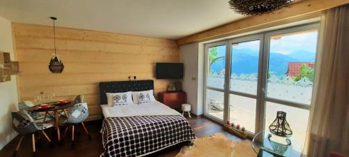 Posteľ alebo postele v izbe v ubytovaní apartament Nad Doliną z tarasem i jacuzzi