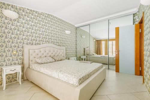 Posteľ alebo postele v izbe v ubytovaní Deribasivska Cozy 4-room Apartment