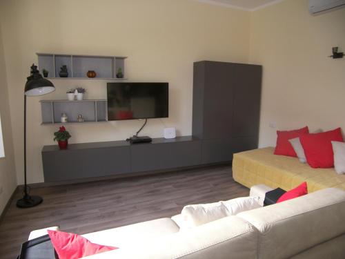 Una sala de estar con un sofá y un televisor de pantalla plana. en Casa Molinari, en Como