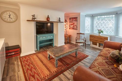 een woonkamer met een tv en een bank en een tafel bij Host & Stay - In The Key Of Sea in Saltburn-by-the-Sea