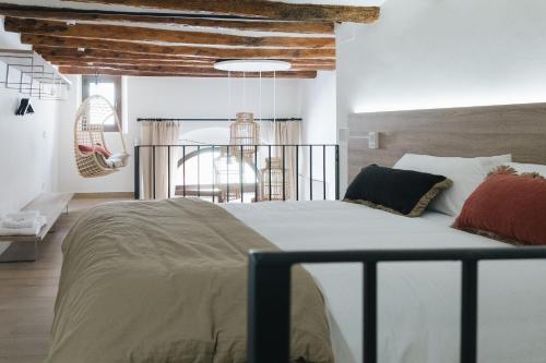 1 dormitorio con 1 cama grande en una habitación en Apartaments la Rambla - Licorella - 4 persones, en Cornudella