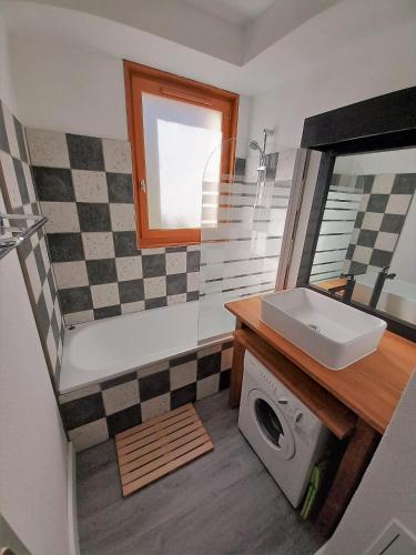 une salle de bain avec un lavabo et une machine à laver dans l'établissement Appartement 4 personnes - Résidence les Sybelles, à Saint-Sorlin-dʼArves