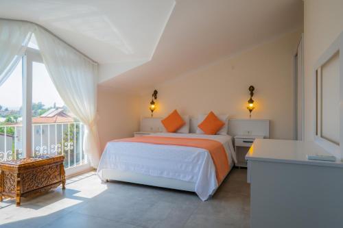 een slaapkamer met een bed en een groot raam bij Infinity Beyaz Villa in Fethiye