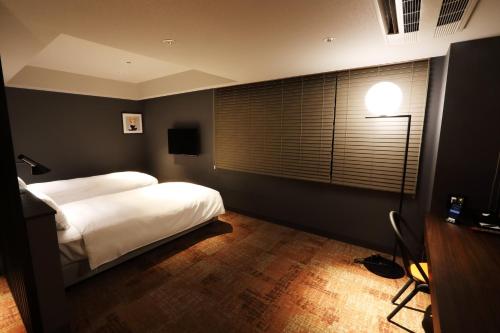 A bed or beds in a room at LOF HOTEL Shimbashi