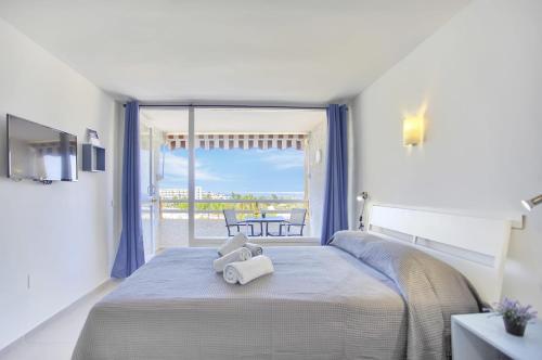 A bed or beds in a room at Studio with sea view in Borinquen