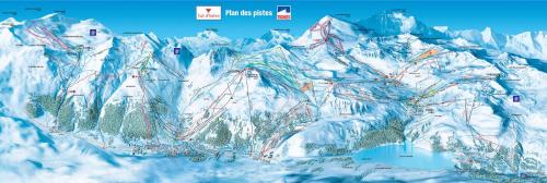 una montaña cubierta de nieve con una pista de esquí en Résidence Le Val d'Illaz - Val-d’Isère en Val dʼIsère
