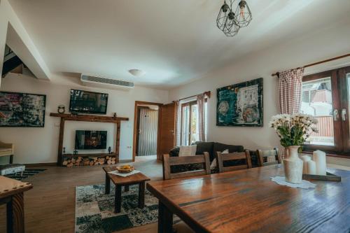 salon ze stołem i kanapą w obiekcie Etno Garden Apartments w mieście Plitvica Selo