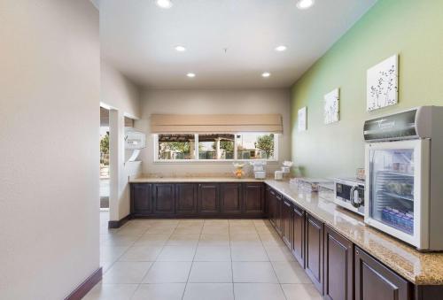 Nhà bếp/bếp nhỏ tại Sleep Inn & Suites Midland West