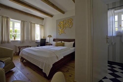 Ένα ή περισσότερα κρεβάτια σε δωμάτιο στο Hotel Hochzeitshaus