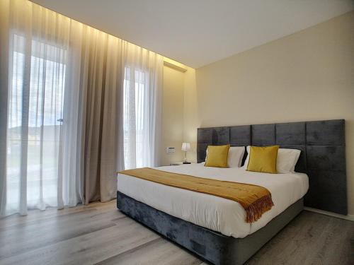 Un pat sau paturi într-o cameră la CFS Azores Guest House