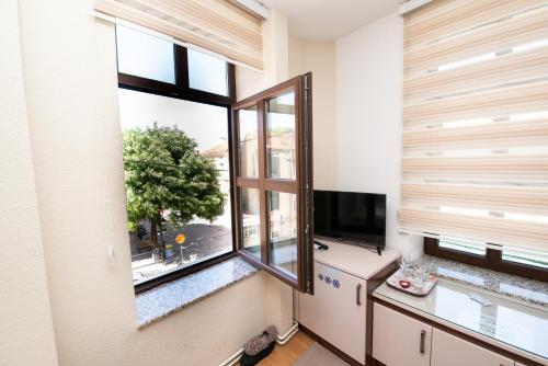 un soggiorno con una finestra e una televisione di Stone Bridge Apartments a Bitola