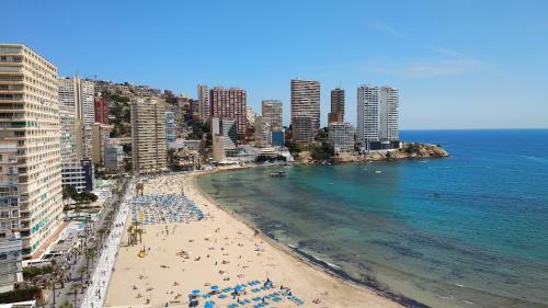 - une vue sur la plage en face d'une ville dans l'établissement Stunning views Levante Beach, à Benidorm