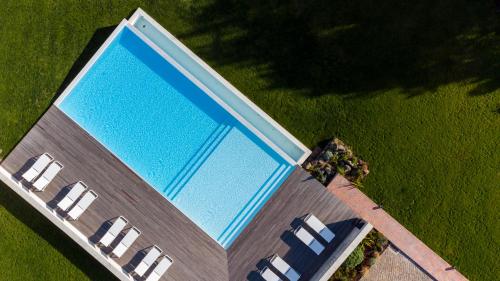 uma vista superior de uma piscina num edifício em Ericeira Prime Villas na Ericeira