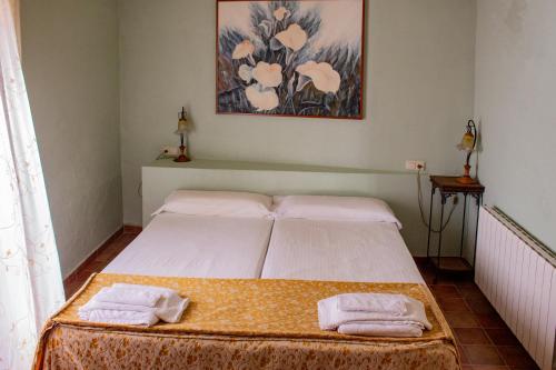 Casa Rural Vía de la Plata tesisinde bir odada yatak veya yataklar