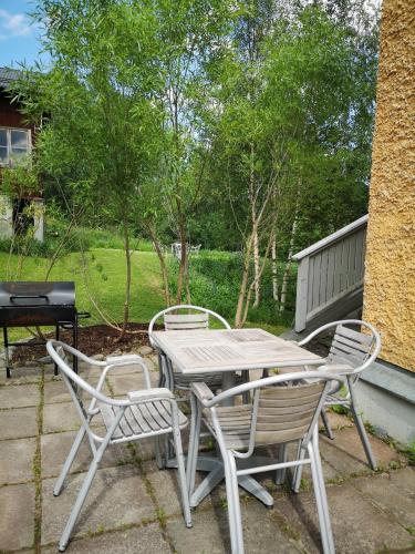 a picnic table and chairs on a patio at Åredalens fjällgård in Järpen