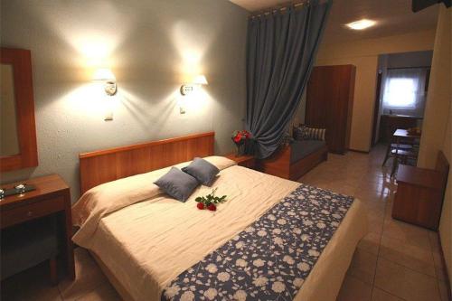 ニキティにあるNikos Houseのベッドルーム1室(花の咲く大型ベッド1台付)