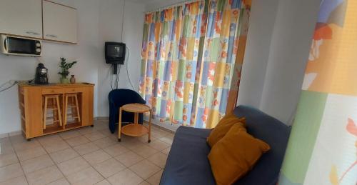 a living room with a couch and a table at Elo Apartman in Csokonyavisonta