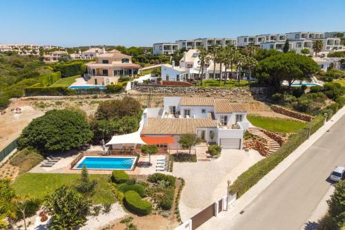 une vue aérienne d'une maison avec piscine dans l'établissement Beach Villa - oceanfront villa Martinhal, à Sagres