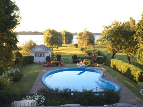uma piscina num quintal ao lado de uma casa em Gîte Saint-Laurent em Trois-Rivières