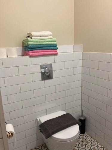 łazienka z toaletą i ręcznikami w obiekcie Maja w Łagowie