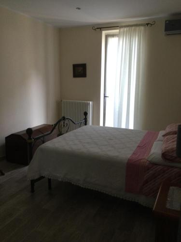 a bedroom with a bed and a window at 6alcentrale in Bellagio