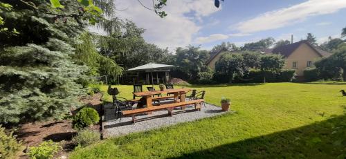 einen Picknicktisch im Garten mit Pavillon in der Unterkunft Kwatery u Jarka in Jelenia Góra