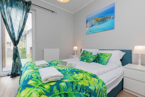 sypialnia z łóżkiem i dużym oknem w obiekcie Jastrzebia Gora - Wiatrakowa Apartments by Renters w Jastrzębiej Górze