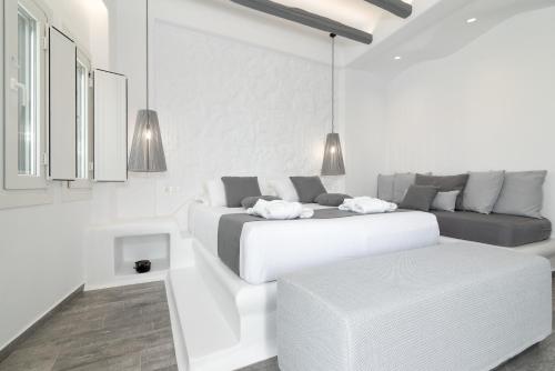 Camera bianca con 2 letti e un divano di El_Puerto Luxury port suites a Naxos Chora